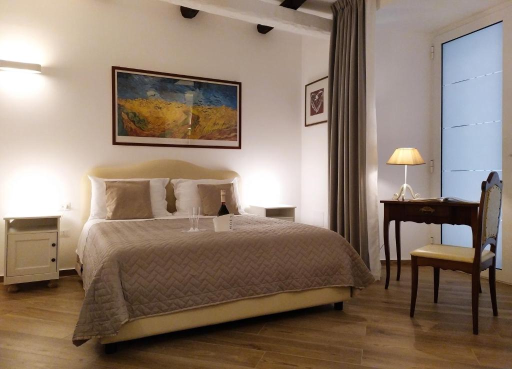 camera da letto luminosa e accogliente della casa vacanze Perca39 nel quartiere Sanità, Napoli